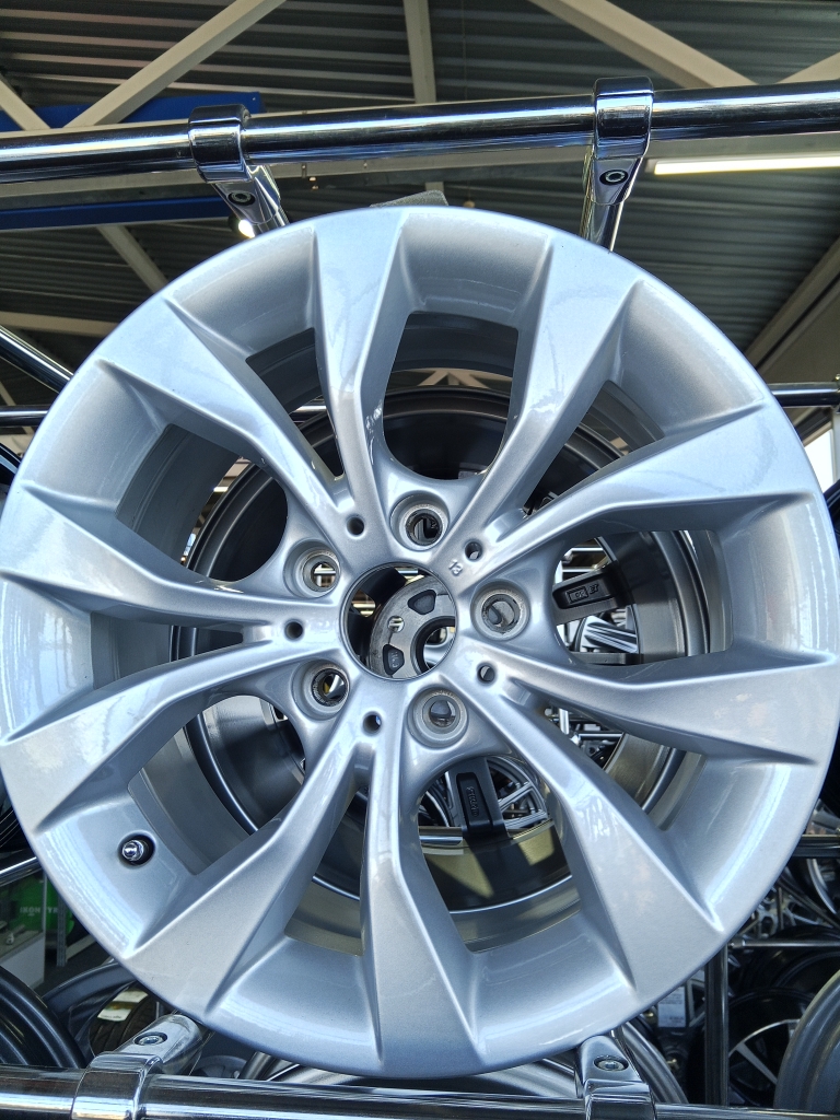 Литой диск Оригнинал BMW стиль 318 (v spoke 318 BM 154 6 789 141) 7.5x17/5x120 D72.6 ET34 silver BMW X1 (Х1-N1) 2012-2015 4 шт. без вставок
