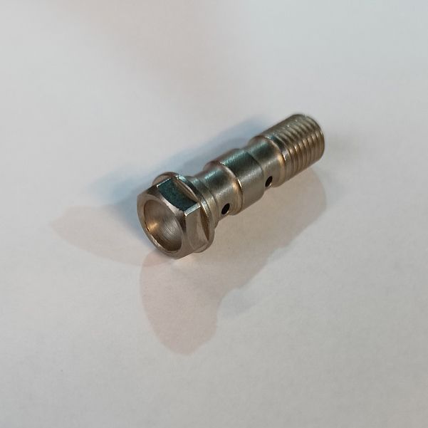 Болт двойной крепления фитинга M10 x1, 25 PW 424-363
